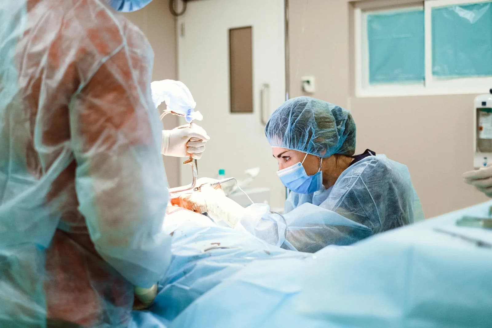 Medic chirurg în timpul unei consultații de chirurgie generală la AndaMed Clinic